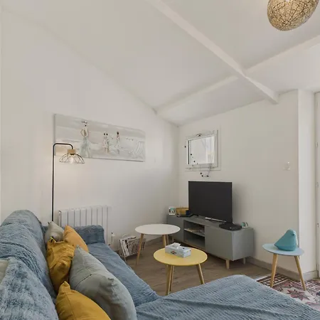 Maison Avec Dependance Dans Le Jardin Pour 6 *